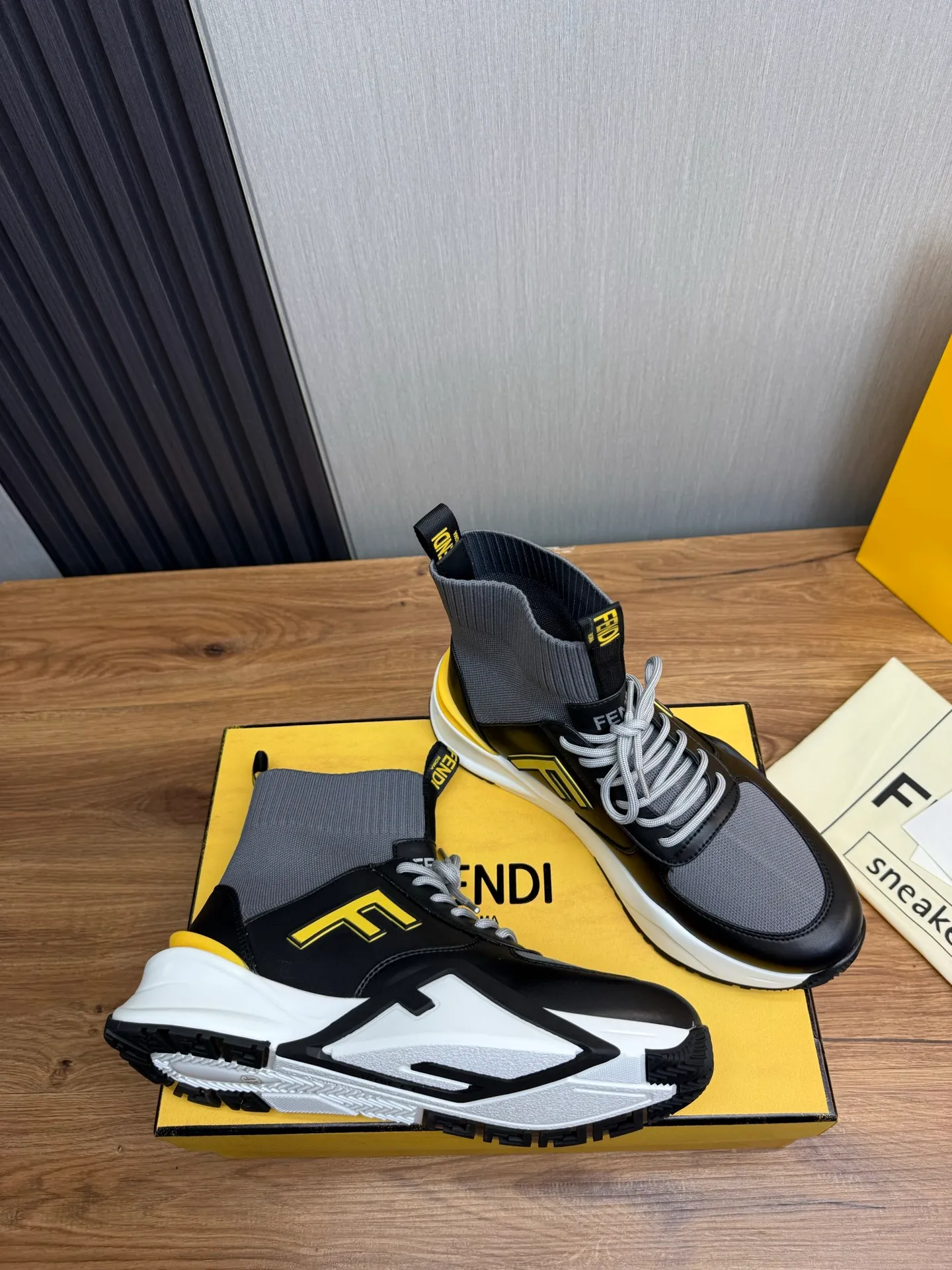 Men's men's shoes 💰560💰 Fendi [Fendi] hot style is on the market 🔥Fashionable casual men's shoes 🔱 Made of original brand fly knit fabric. Original cowhide + breathable mesh lining + sheepskin feet. Perfect shape and top quality, you deserve it 🔜Original rubber outsole, ultra-light, non-slip and wear-resistant 👣 Standard size 38-44